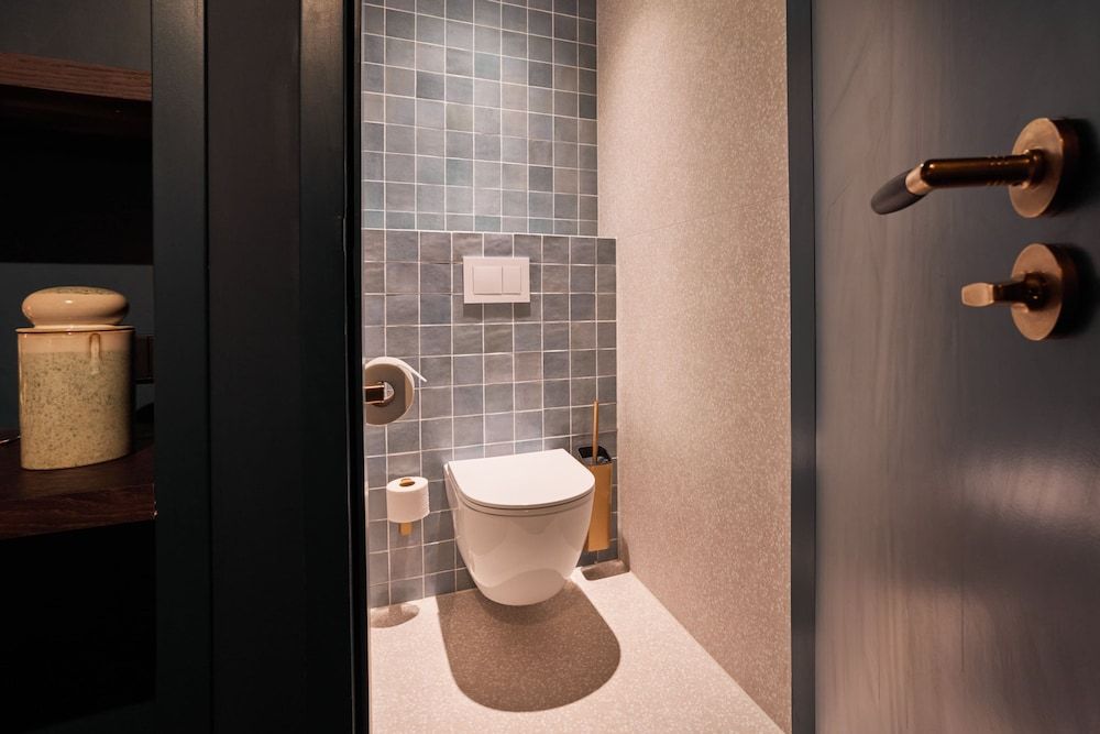 Heavens Hotel Grand Quadruple Room, Bathtub 7