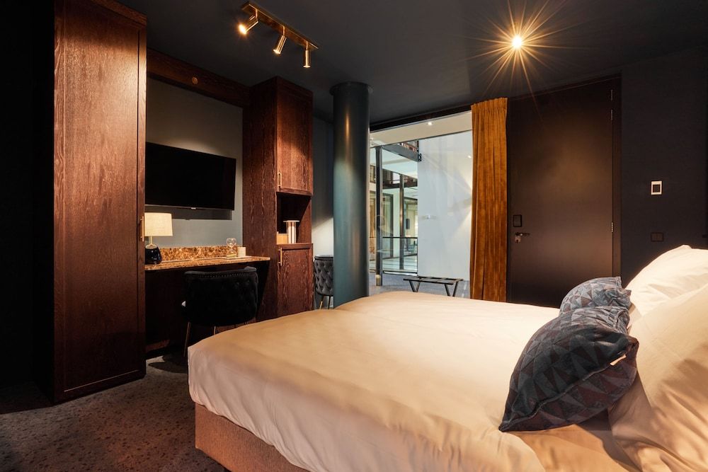 Heavens Hotel Grand Quadruple Room, Bathtub