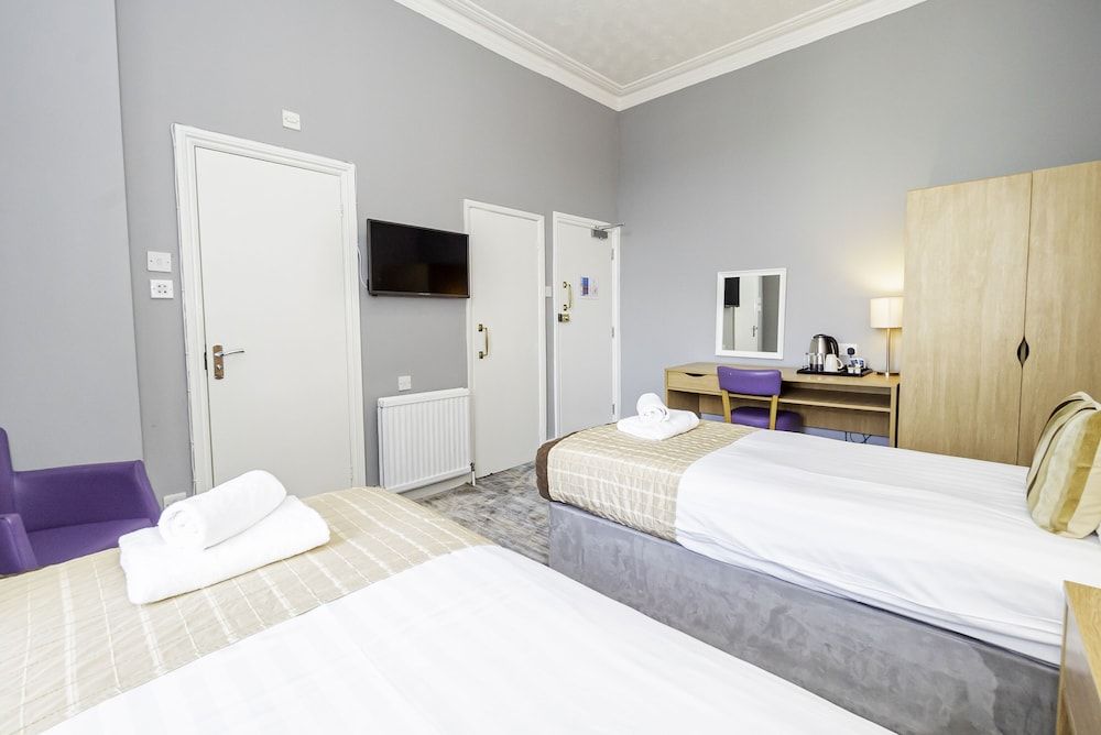 The Majestic Hotel Standard Twin Room, Ensuite 9