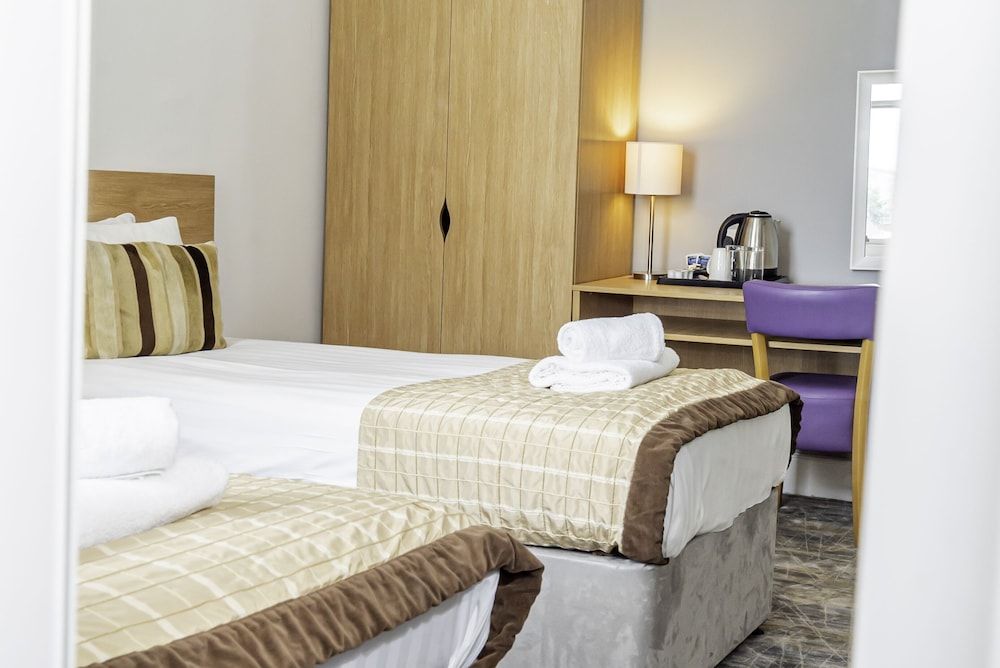 The Majestic Hotel Standard Twin Room, Ensuite 11