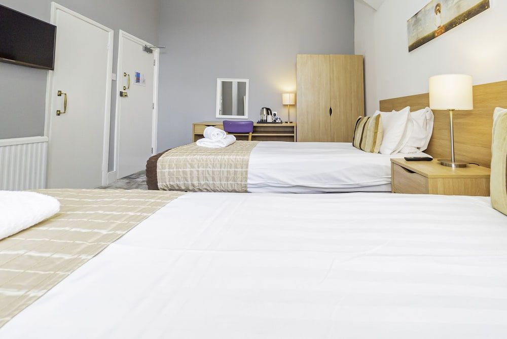 The Majestic Hotel Standard Twin Room, Ensuite 8