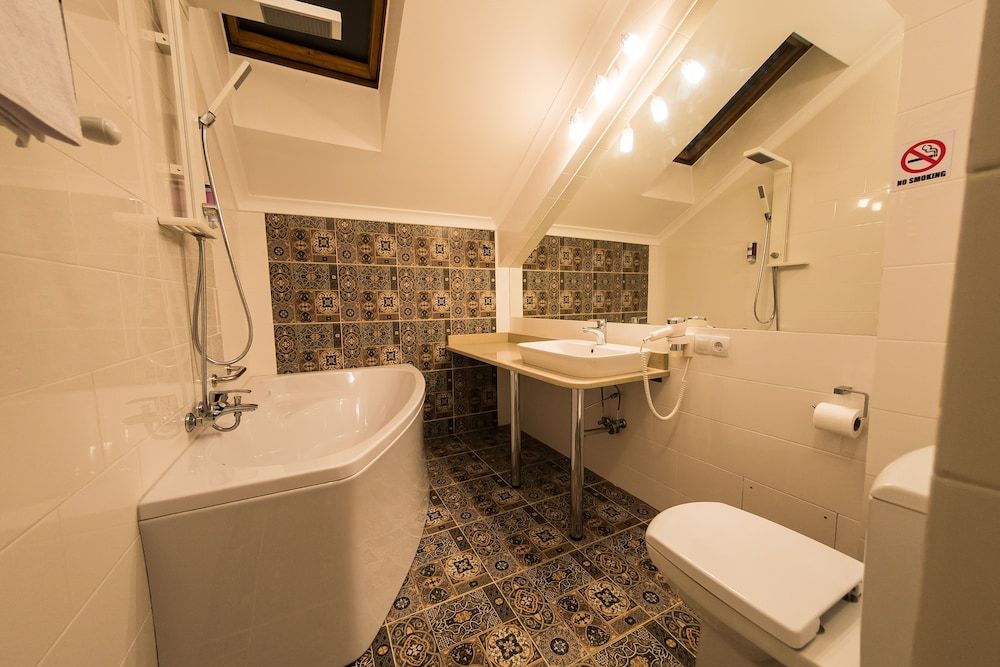 Mon Ami Villa Superior Double Room, Bathtub 4