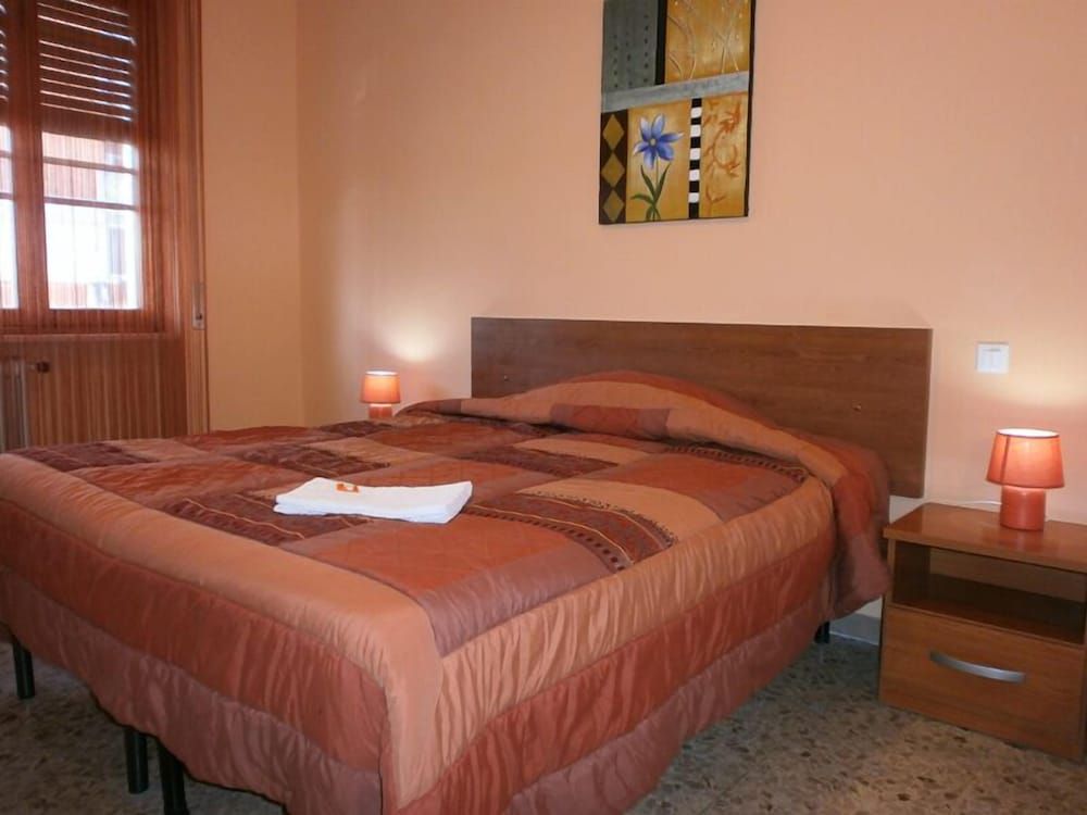 undefined Airport Pisa Rooms 8