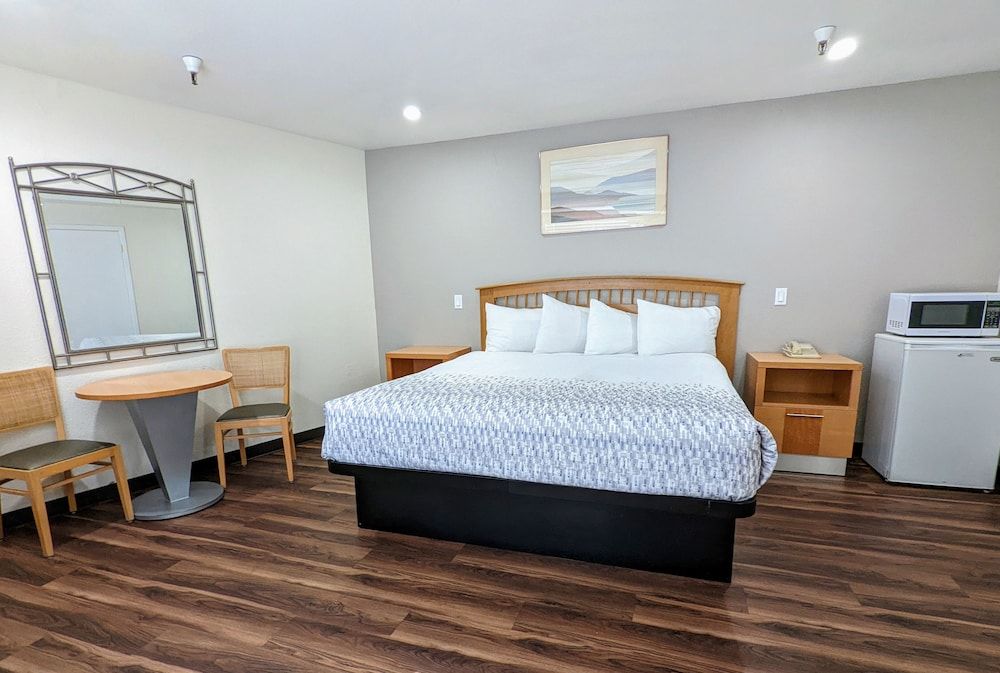 Royal Inn Suite with 1 King bed - Non Smoking 11