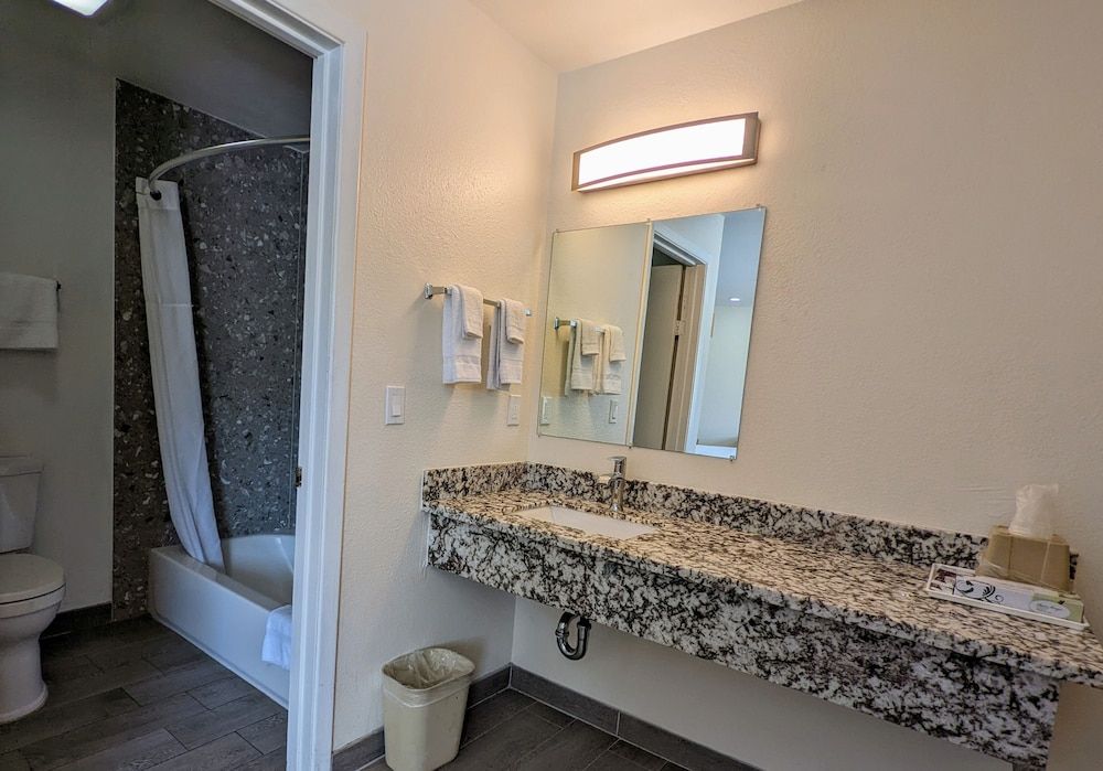 Royal Inn Double room with 2 King beds - Non Smoking 16