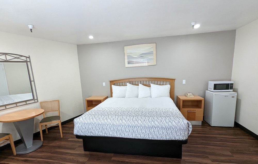 Royal Inn Suite with 1 King bed - Non Smoking 8