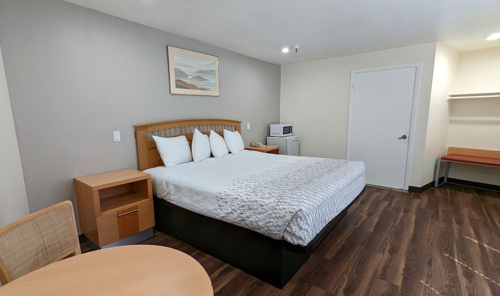 Royal Inn Suite with 1 King bed - Non Smoking 3