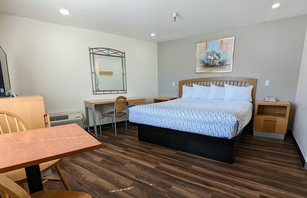 Royal Inn Suite with 1 King bed - Non Smoking 6