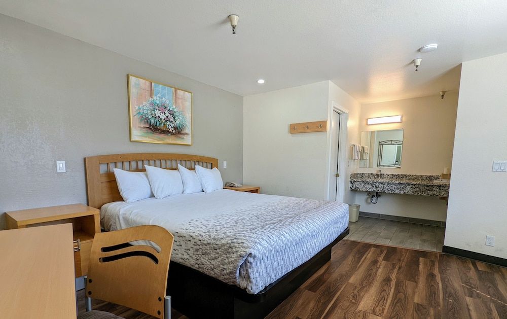 Royal Inn Suite with 1 King bed - Non Smoking 18