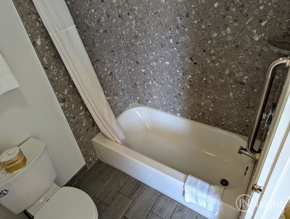 Royal Inn Double room with 2 King beds - Non Smoking 12