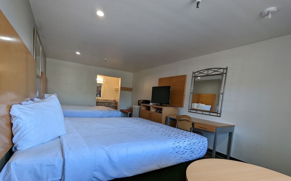 Royal Inn Double room with 2 King beds - Non Smoking 9