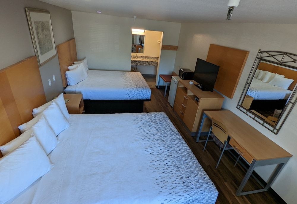 Royal Inn Double room with 2 King beds - Non Smoking 3