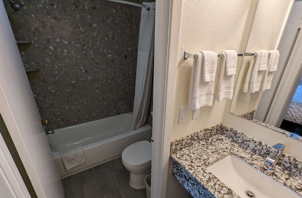 Royal Inn Suite with 1 King bed - Non Smoking 30