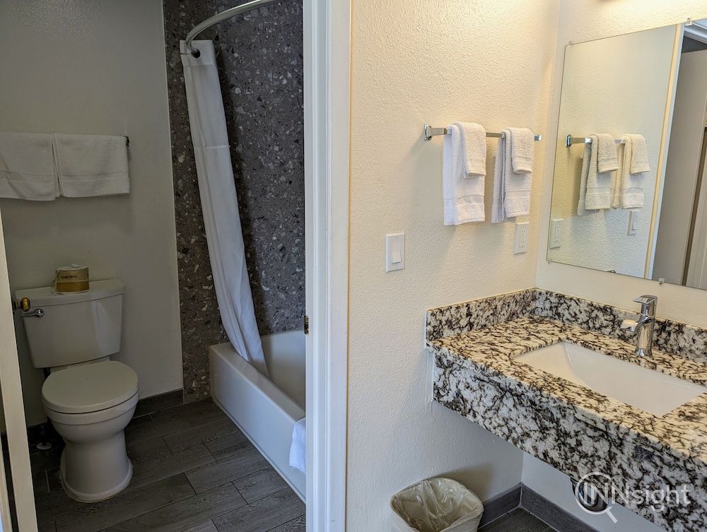 Royal Inn Double room with 2 King beds - Non Smoking 13