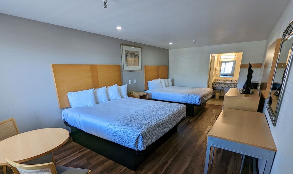 Royal Inn Double room with 2 King beds - Non Smoking 5