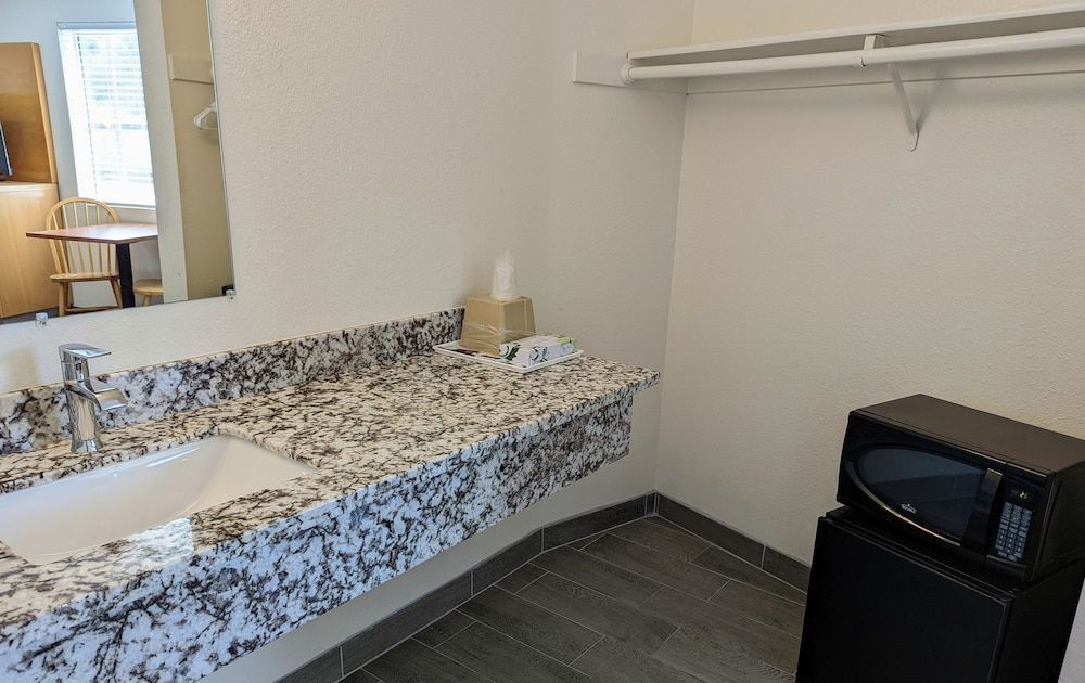 Royal Inn Double room with 2 King beds - Non Smoking 11