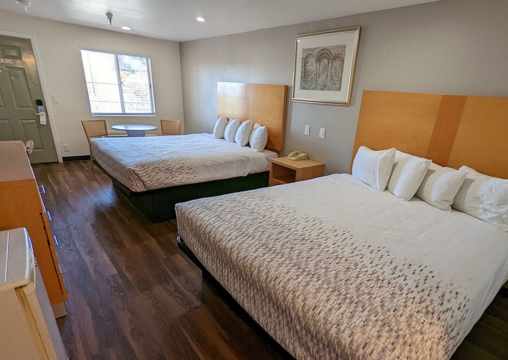 Royal Inn Double room with 2 King beds - Non Smoking 2