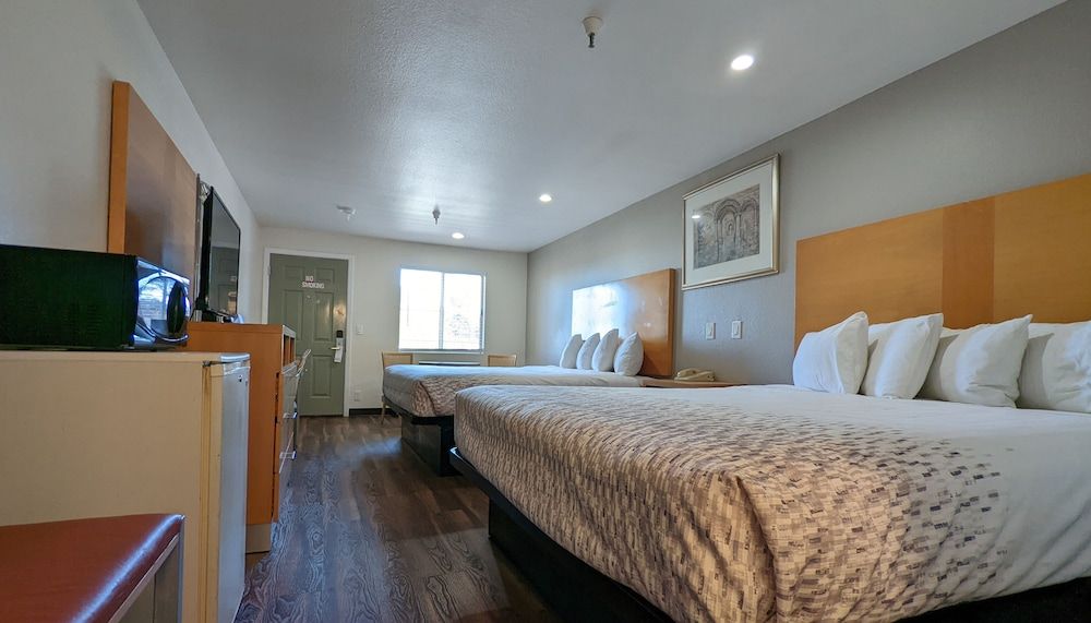 Royal Inn Double room with 2 King beds - Non Smoking 4