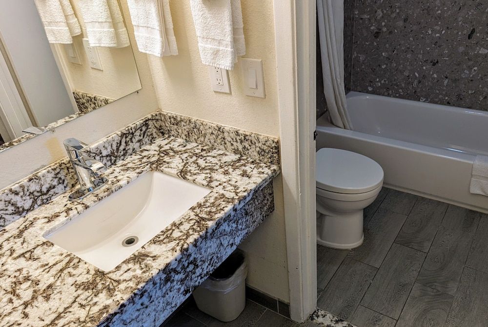 Royal Inn Suite with 1 King bed - Non Smoking 26