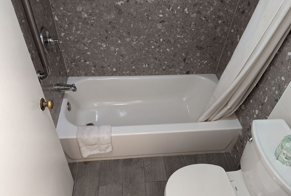 Royal Inn Double room with 2 King beds - Non Smoking 19