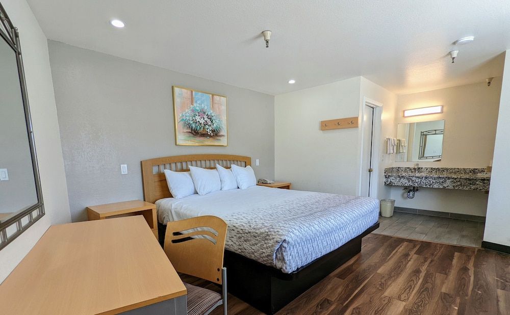 Royal Inn Suite with 1 King bed - Non Smoking 21