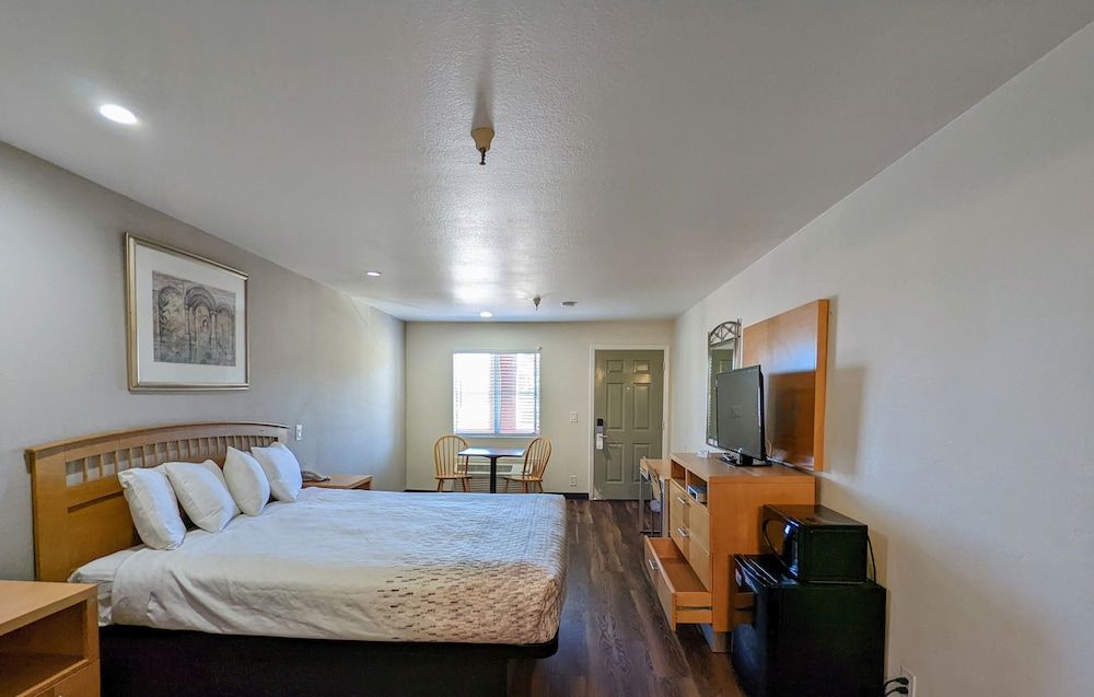 Royal Inn Double room with 2 King beds - Non Smoking 6