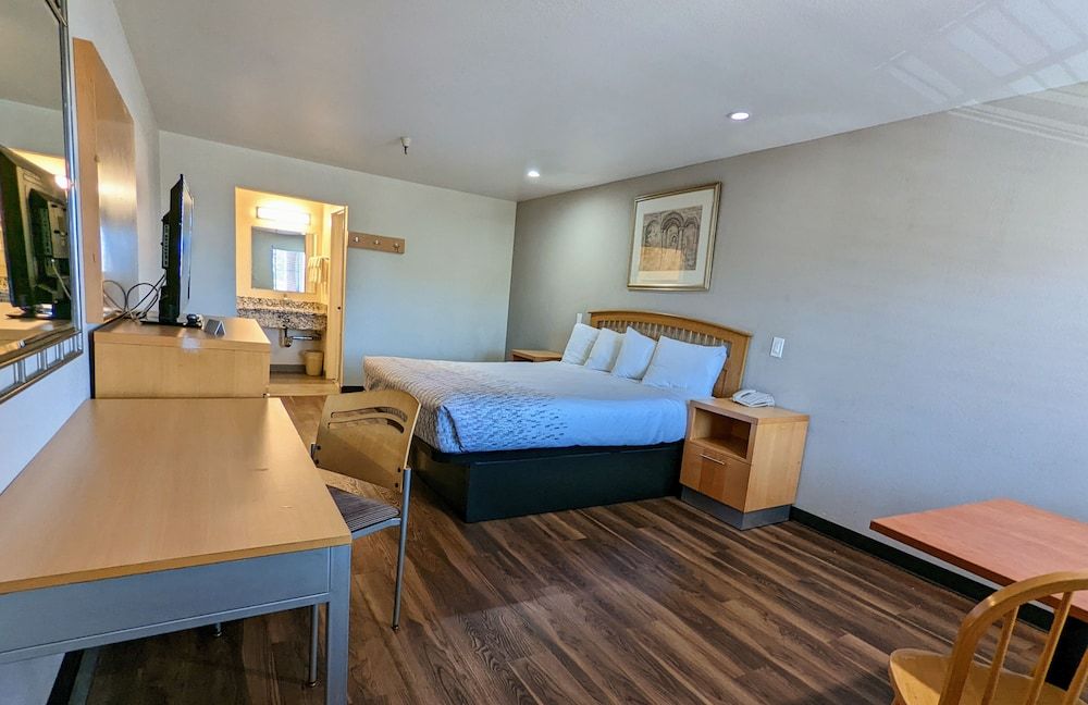 Royal Inn Suite with 1 King bed - Non Smoking 16