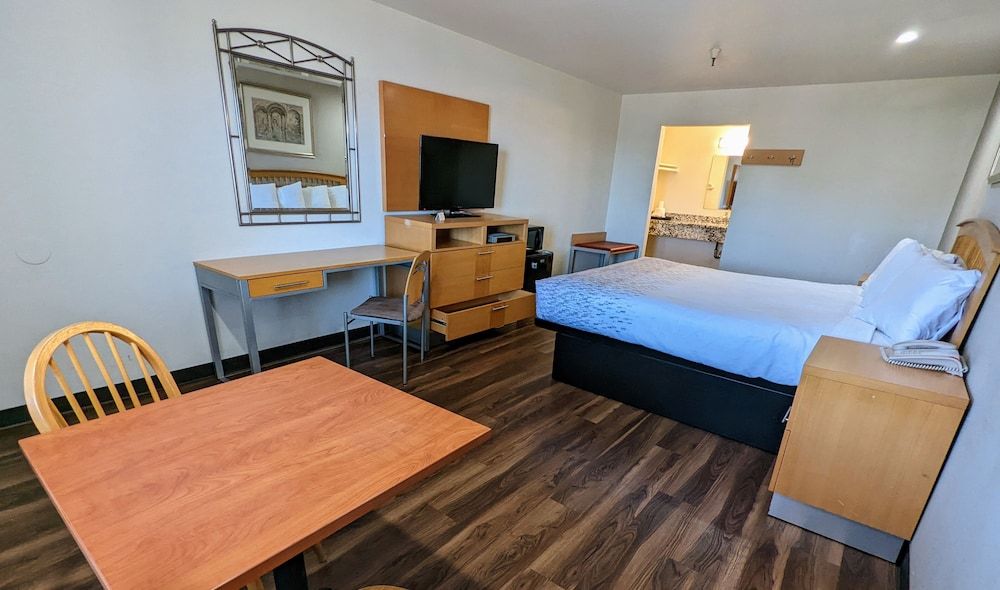 Royal Inn Suite with 1 King bed - Non Smoking 12