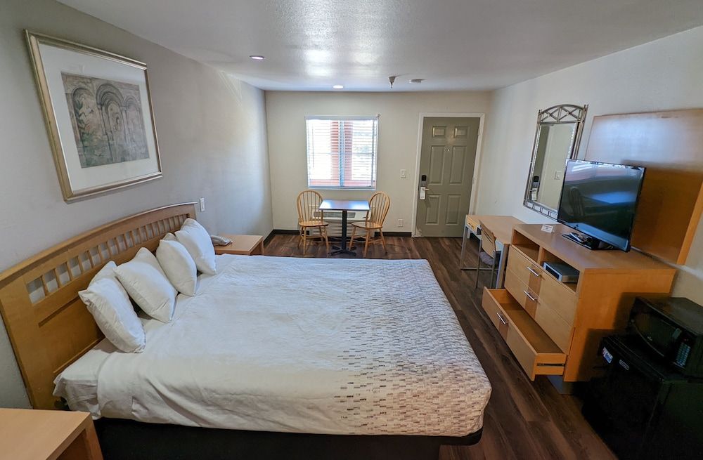 Royal Inn Suite with 1 King bed - Non Smoking 10