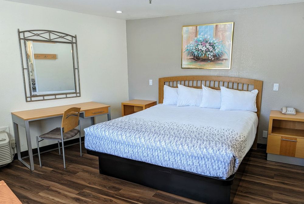 Royal Inn Suite with 1 King bed - Non Smoking