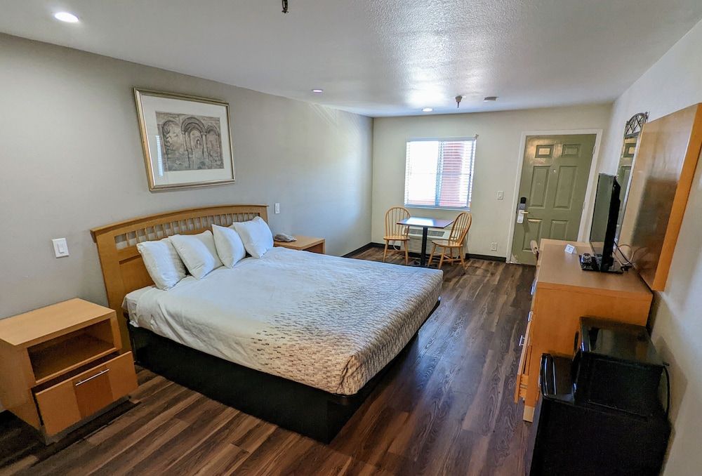 Royal Inn Suite with 1 King bed - Non Smoking 5