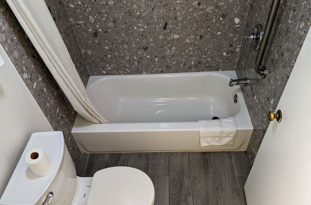 Royal Inn Double room with 2 King beds - Non Smoking 17