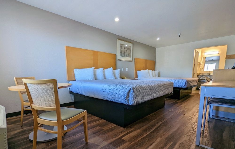 Royal Inn Double room with 2 King beds - Non Smoking 8