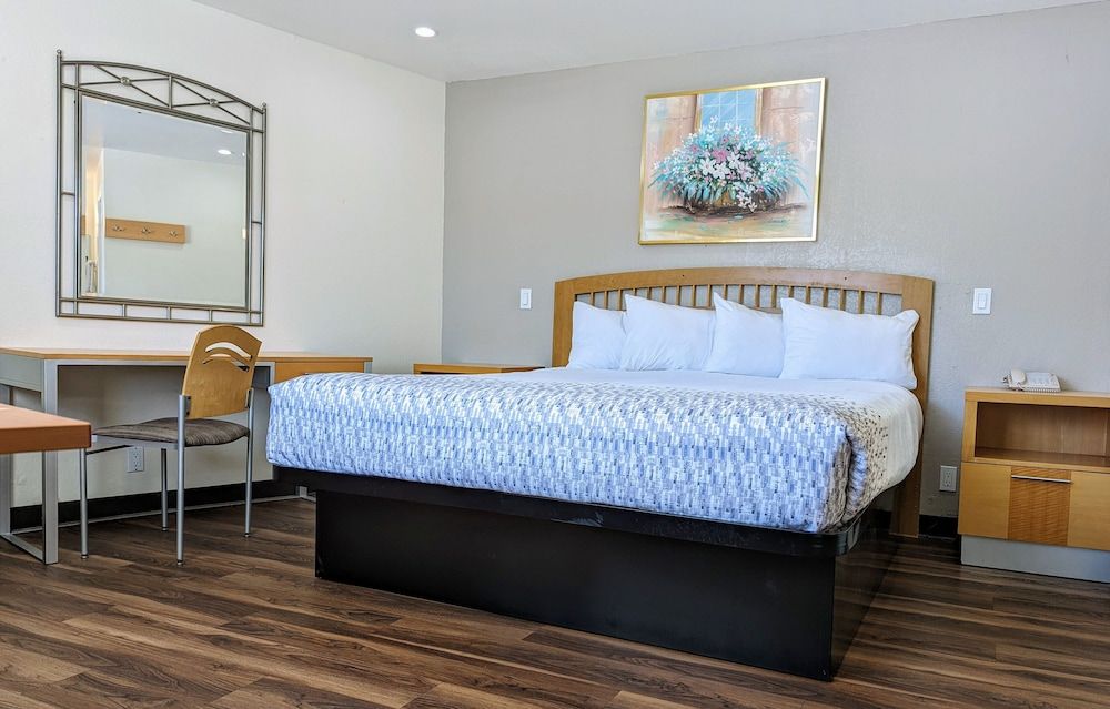 Royal Inn Suite with 1 King bed - Non Smoking 17