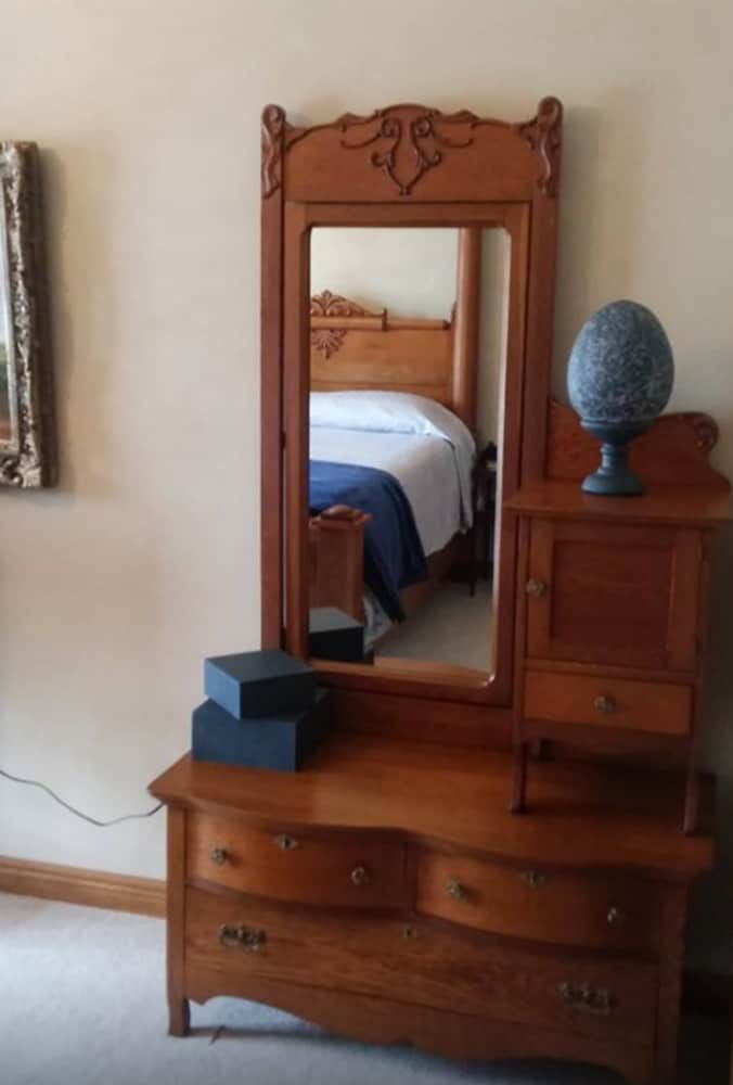 Inntiquity A Country Inn Oak Room 6