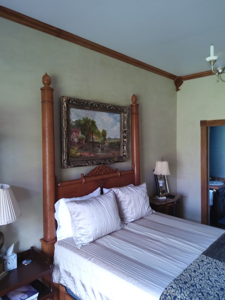 Inntiquity A Country Inn Oak Room 2