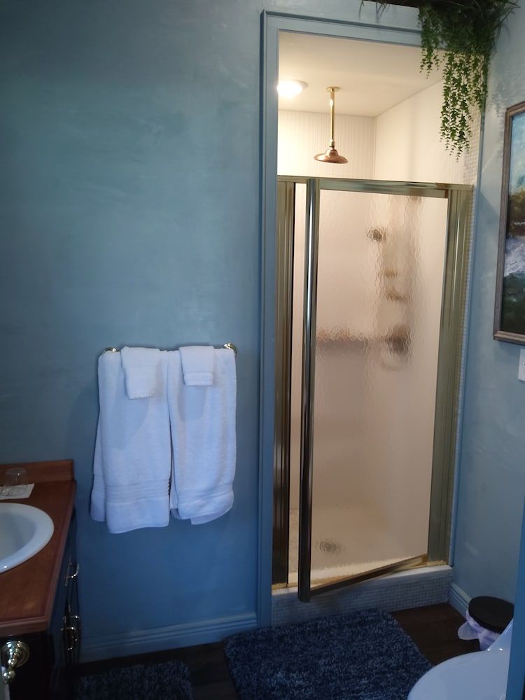 Inntiquity A Country Inn Oak Room 4