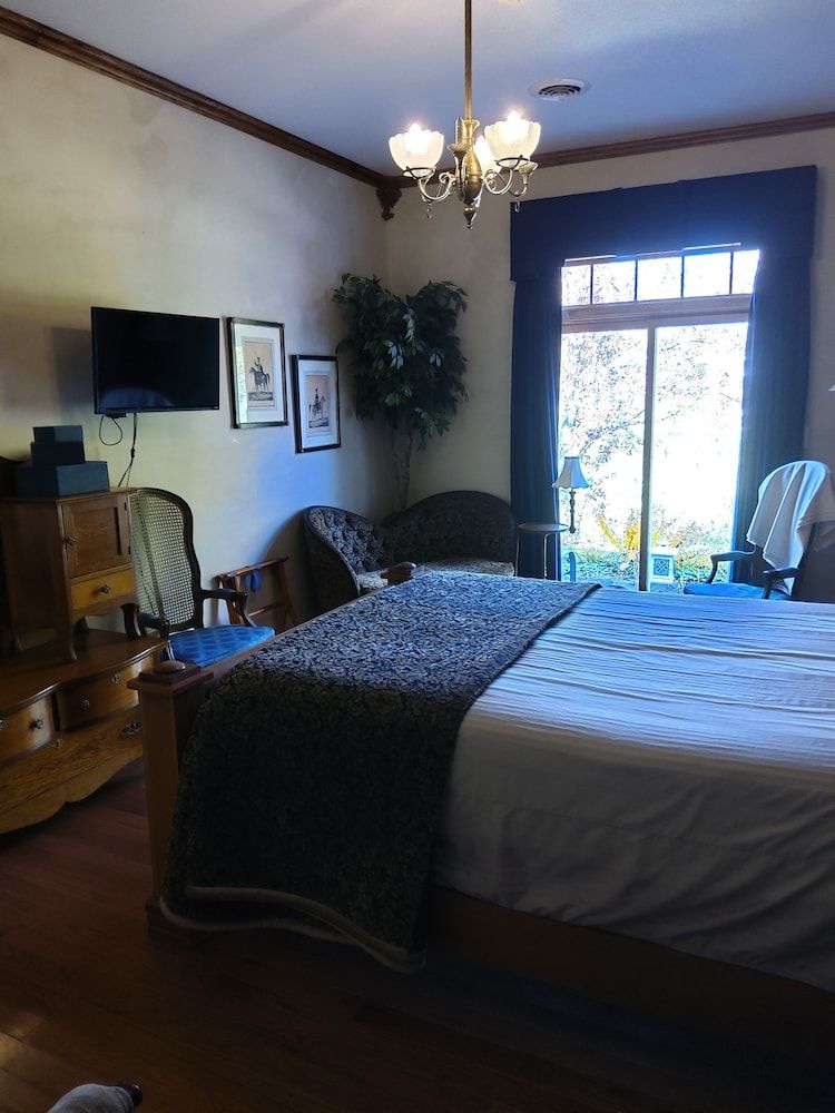 Inntiquity A Country Inn Oak Room