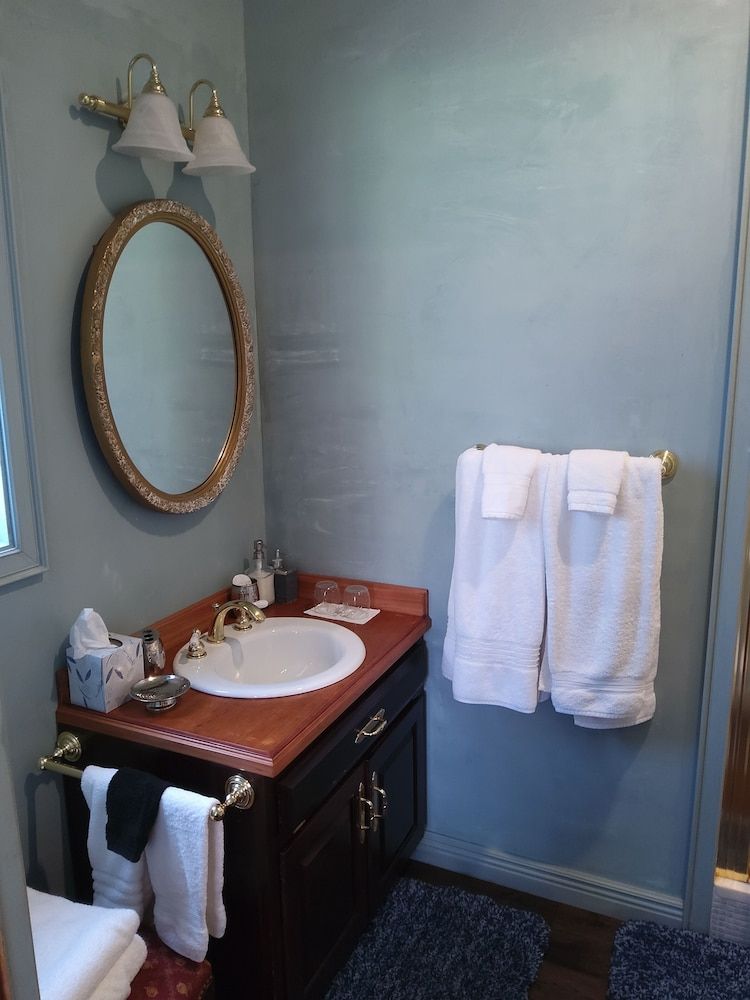 Inntiquity A Country Inn Oak Room 5