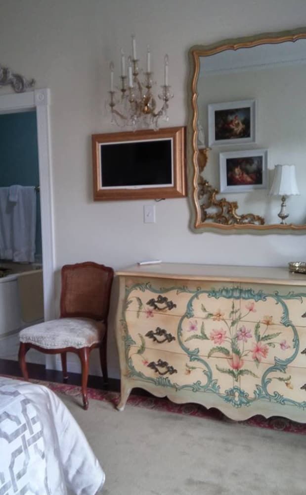 Inntiquity A Country Inn Baroque Room 4