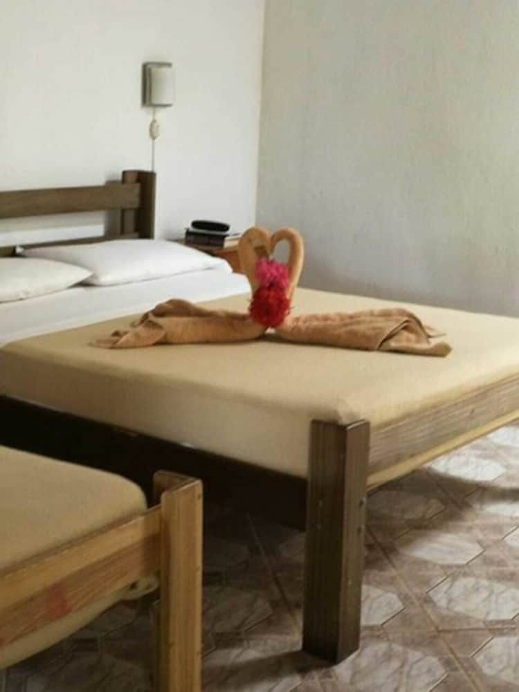 Standard Room, Multiple Beds, Non Smoking