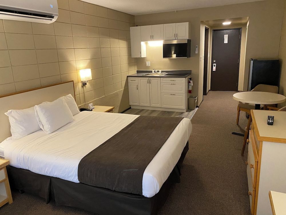 Airport Inn Classic Single Room, 1 Queen Bed 4