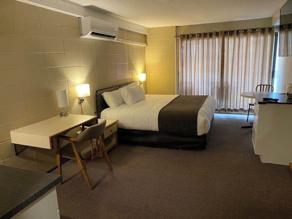 Airport Inn Classic Single Room, 1 Queen Bed 2