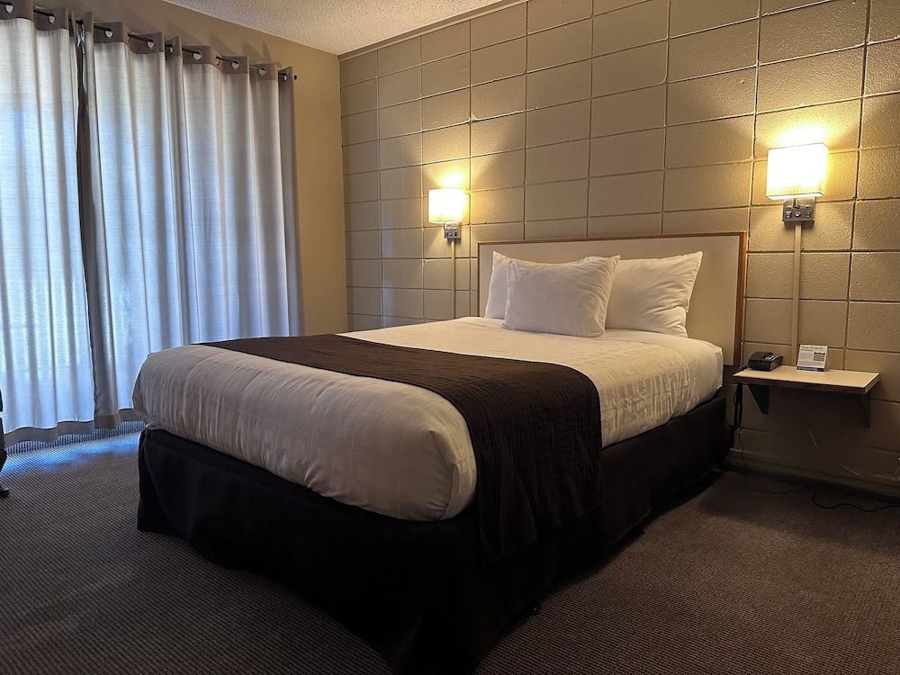 Airport Inn Classic Single Room, 1 Queen Bed