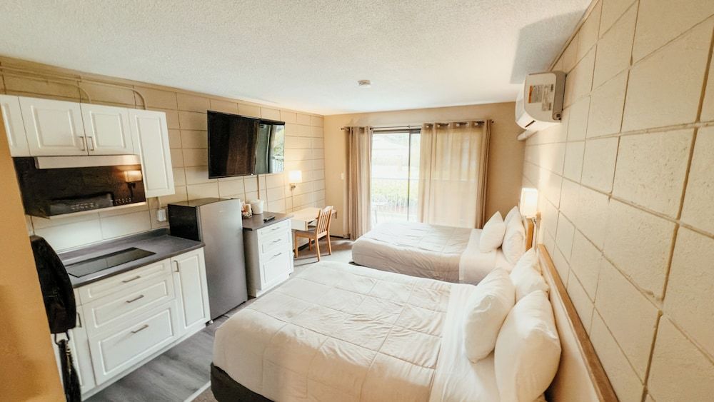 Airport Inn Deluxe Room, 2 Double Beds 3