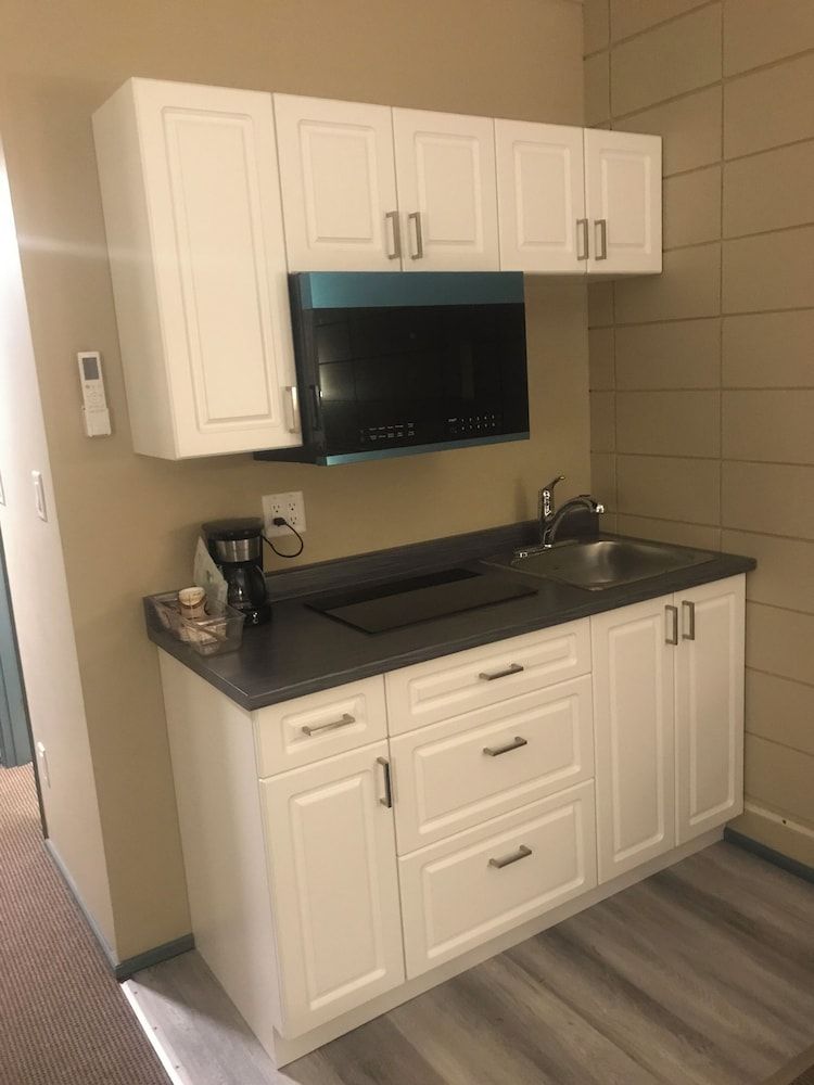 Airport Inn Classic Single Room, 1 Queen Bed 6