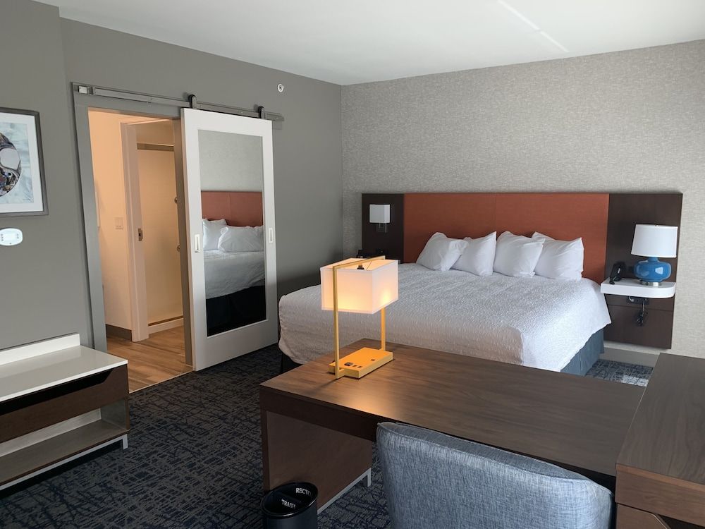 Studio, 1 King Bed, Refrigerator & Microwave (Wet bar)
