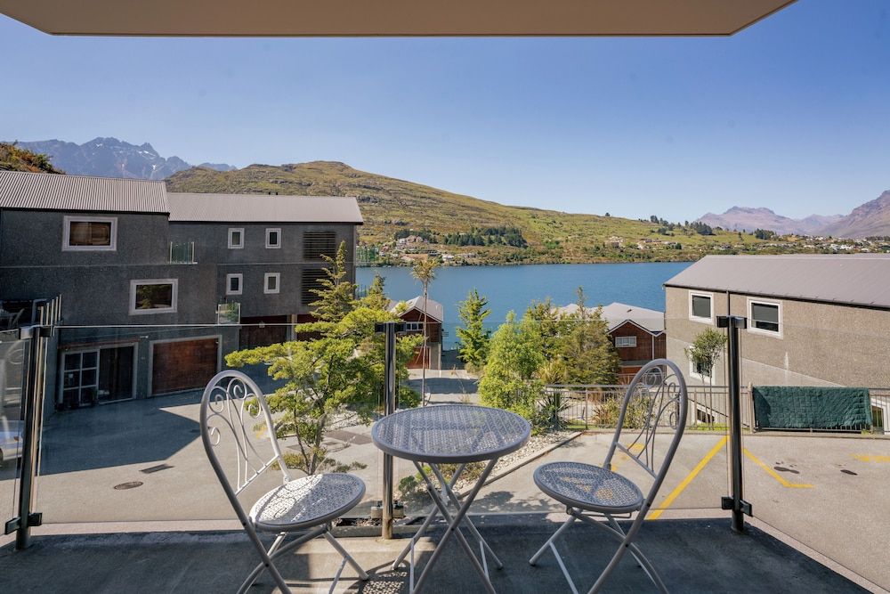 undefined Lakefront Getaway 9