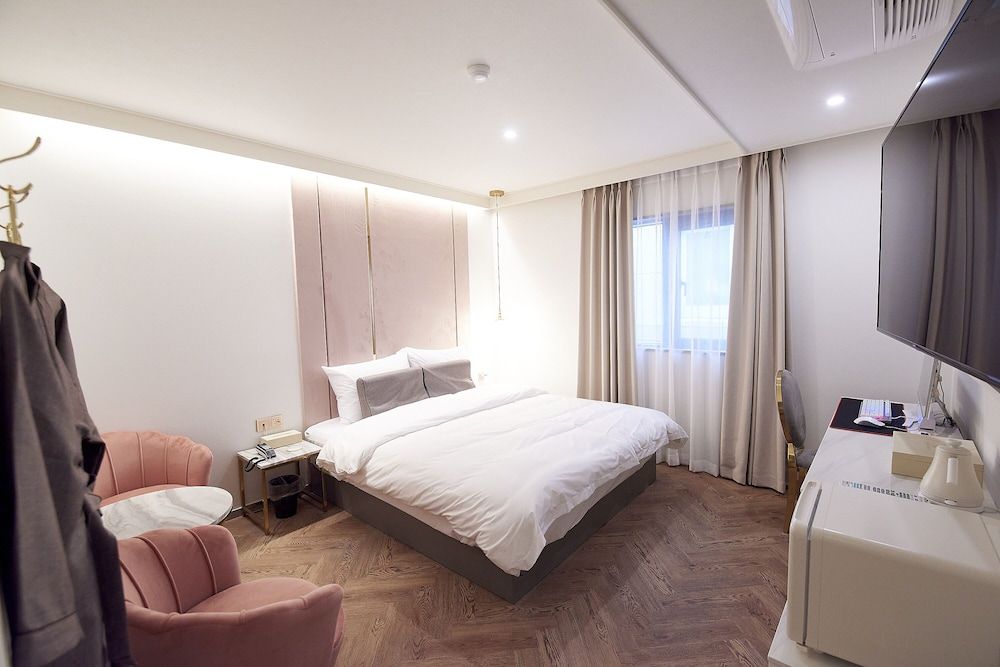 Den Basta Signature Hotel Standard Double Room 4