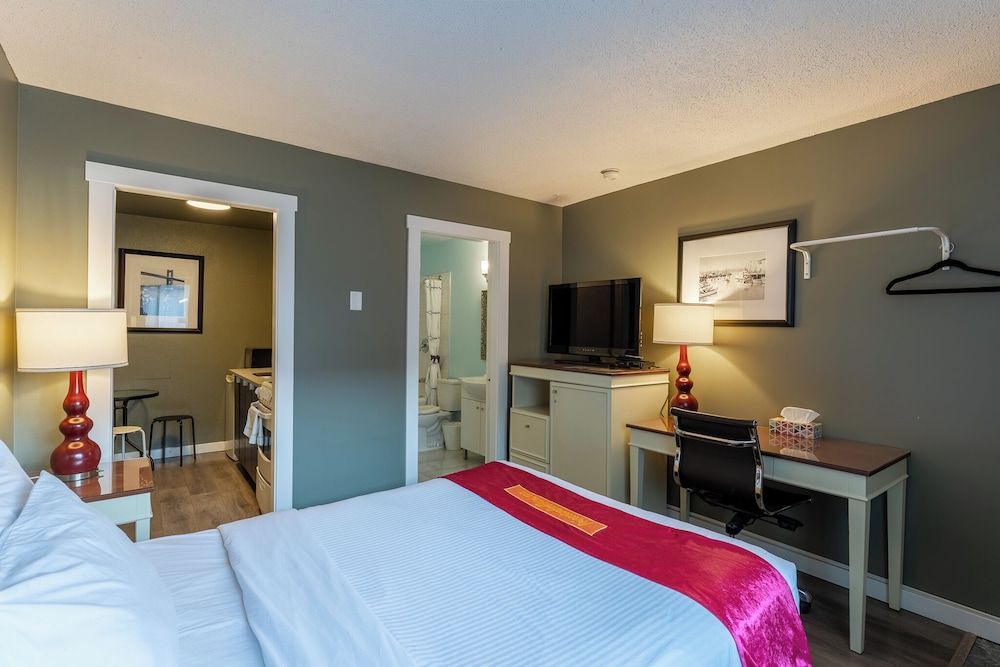 Deluxe Room, 1 Queen Bed, Non Smoking, Kitchenette